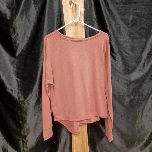 Long sleeve open back size large Old Navy athletic tee - Picture 1 of 4